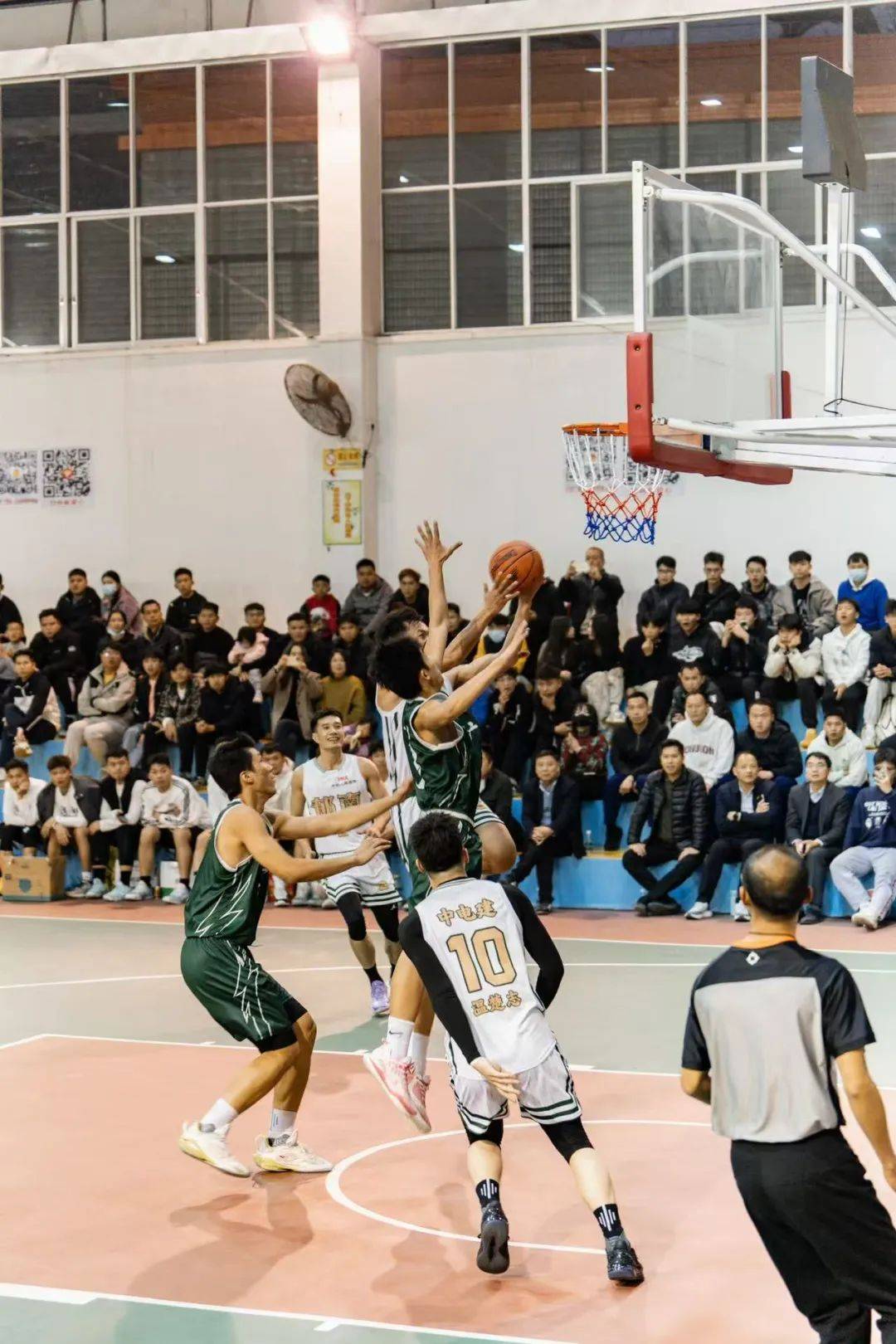 关于紧张气氛升级！篮球联赛比赛场上到处都是节奏感的信息