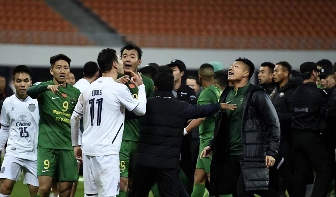 比赛中球员间发生冲突,场面一度失控 比赛中球员间发生冲突,场面一度失控