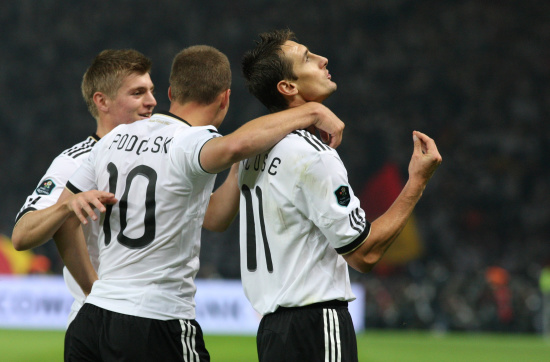 欧洲杯预选赛精彩对决,多支球队全力以赴 欧洲杯预选赛精彩对决,多支球队全力以赴