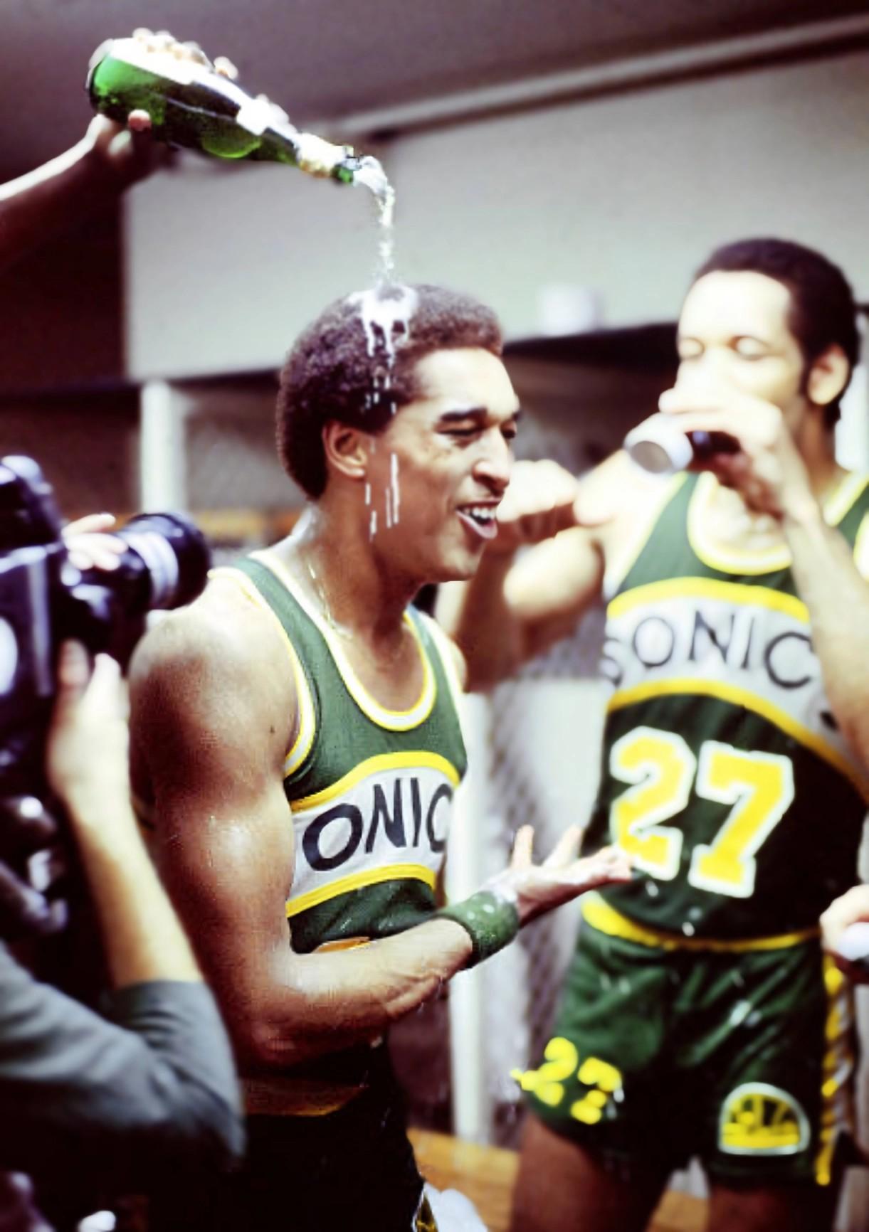 篮球名人堂仪式:卡尔-马龙获得荣誉殊荣奖项的简单介绍 篮球名人堂仪式:卡尔-马龙获得荣誉殊荣奖项的简单介绍