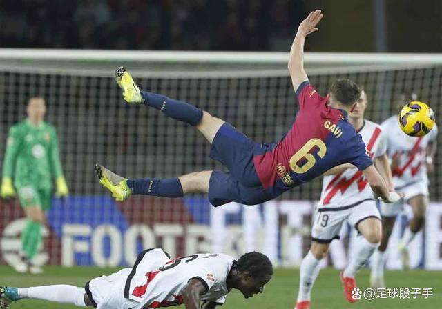 球队防守端强势,对手难以突破其封堵 球队防守端强势,对手难以突破其封堵