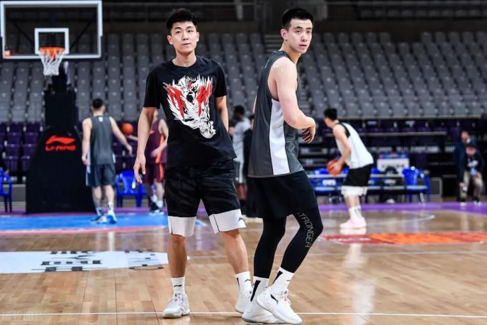 九游体育亚洲官网-关于强强对碰：篮球比赛的精彩瞬间的信息