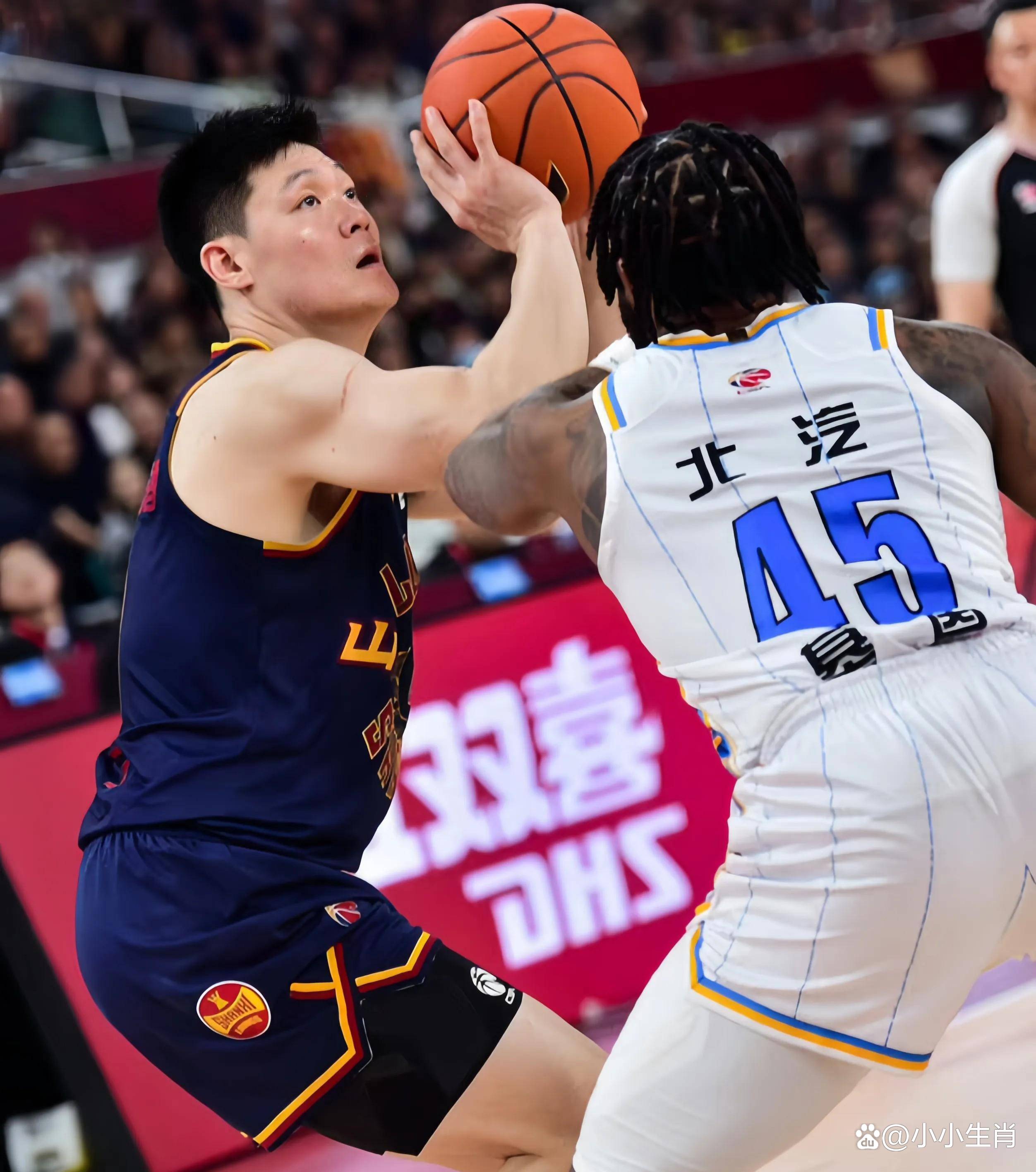 篮球比赛紧张刺激，各队实力对决