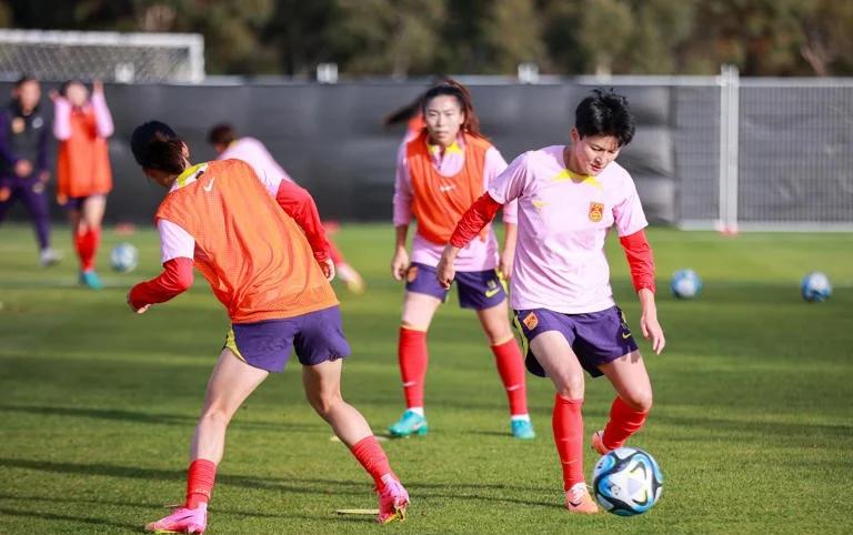 利比亚队在女足赛场上挑战自我 利比亚队在女足赛场上挑战自我