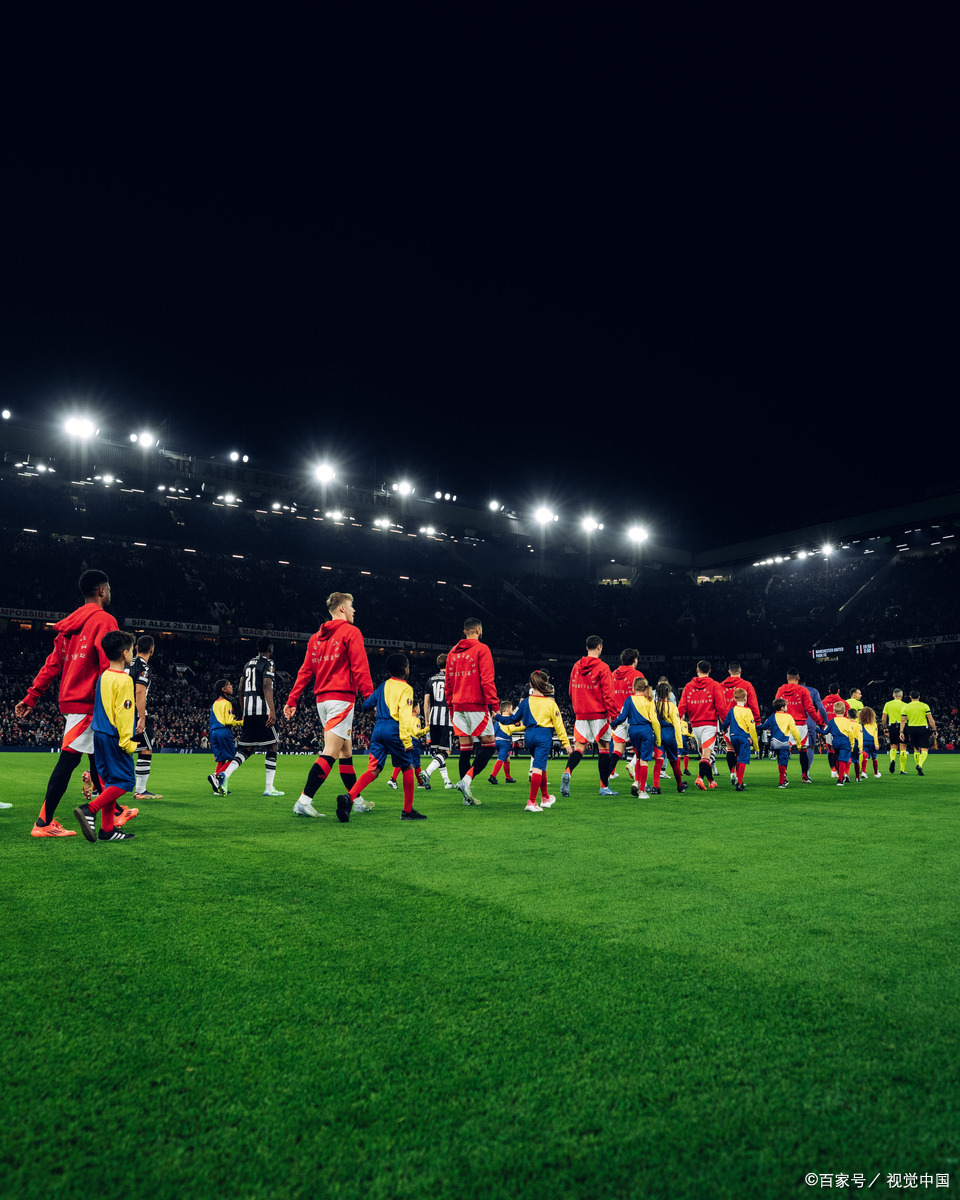 九游体育在线登录-足球比赛现场的气氛热烈动人