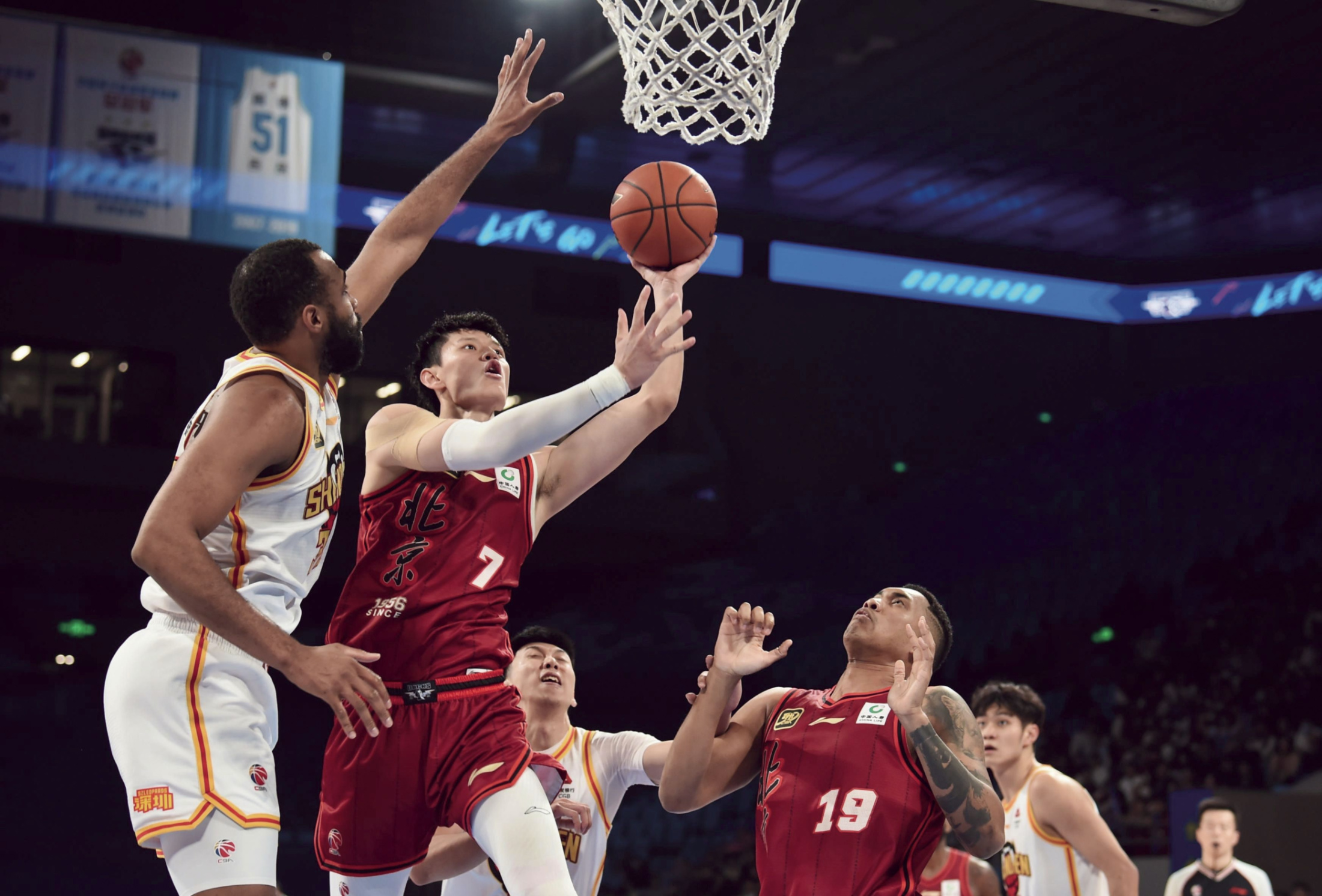 九游体育登录-包含强强对抗的篮球赛场上演精彩比拼的词条