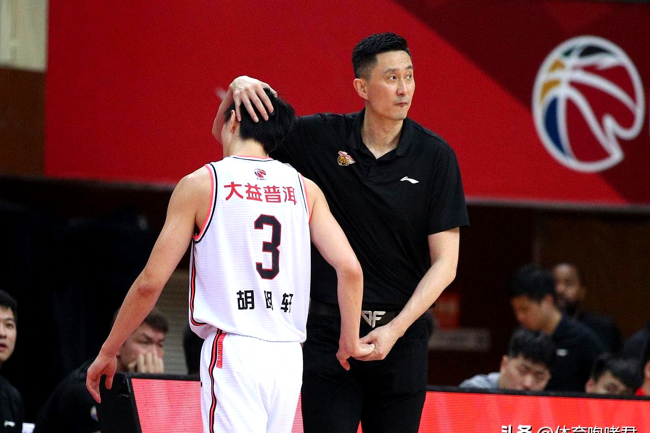 球员们在场上展现出色技巧,备受关注 球员们在场上展现出色技巧,备受关注