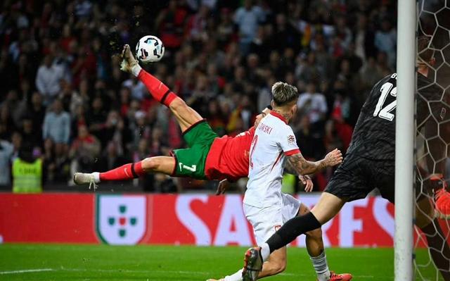 荷兰队在欧国联半决赛中大胜对手,杀入决赛 荷兰队在欧国联半决赛中大胜对手,杀入决赛