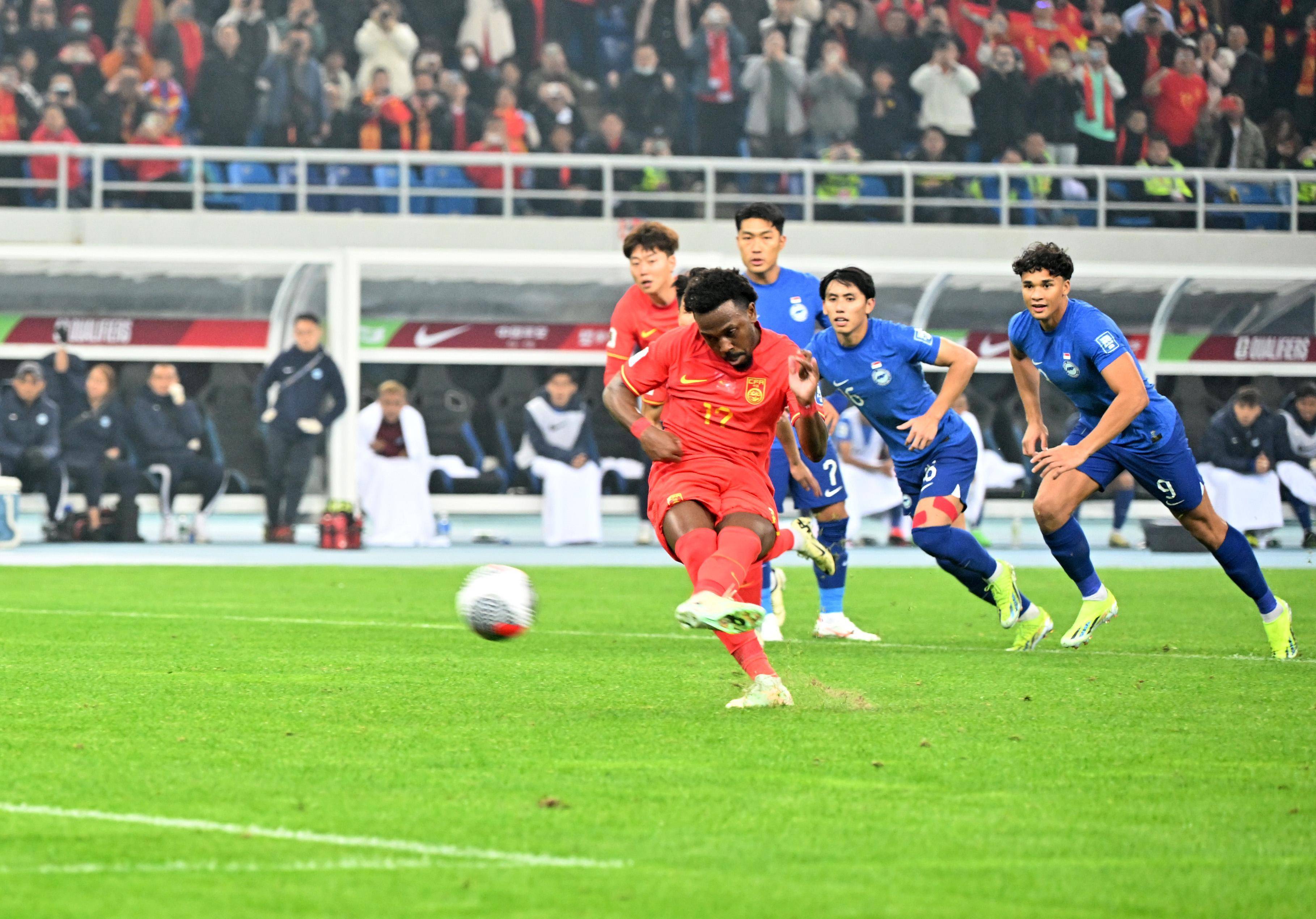 国际足球赛事频频曝光，精彩对抗激起狂热