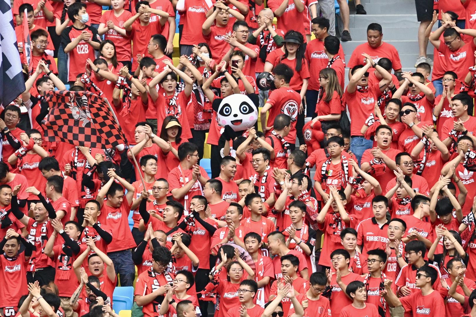 关于精彩足球赛事引发球迷热情，场面火爆的信息