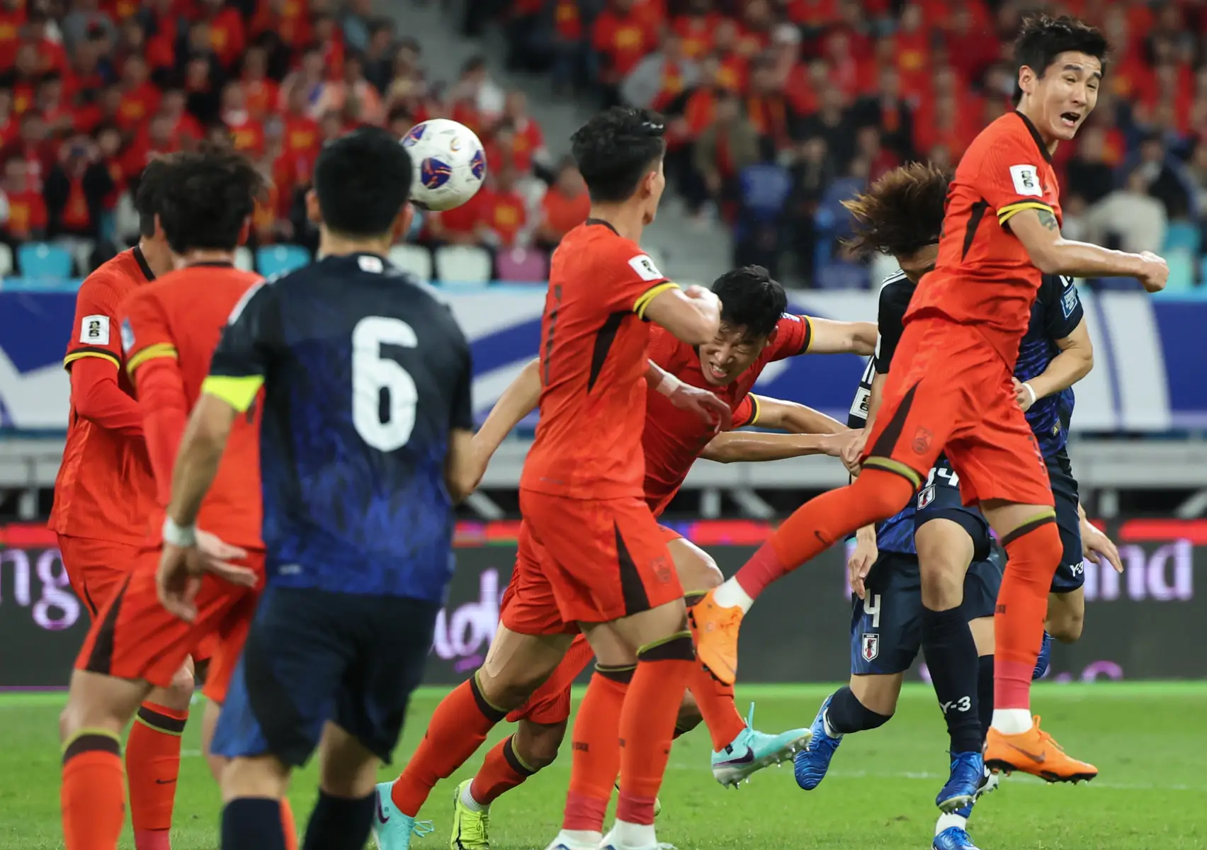 足球巨星们的激烈对决,赛场上尽显风采 足球巨星们的激烈对决,赛场上尽显风采