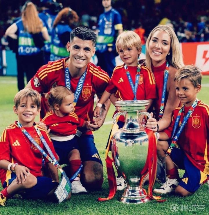 AC米兰球员晒出家庭幸福照片的简单介绍 AC米兰球员晒出家庭幸福照片的简单介绍