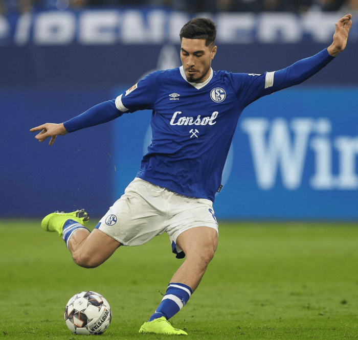 沙尔克04客场击败柏林赫塔，保持领跑势头继续领先