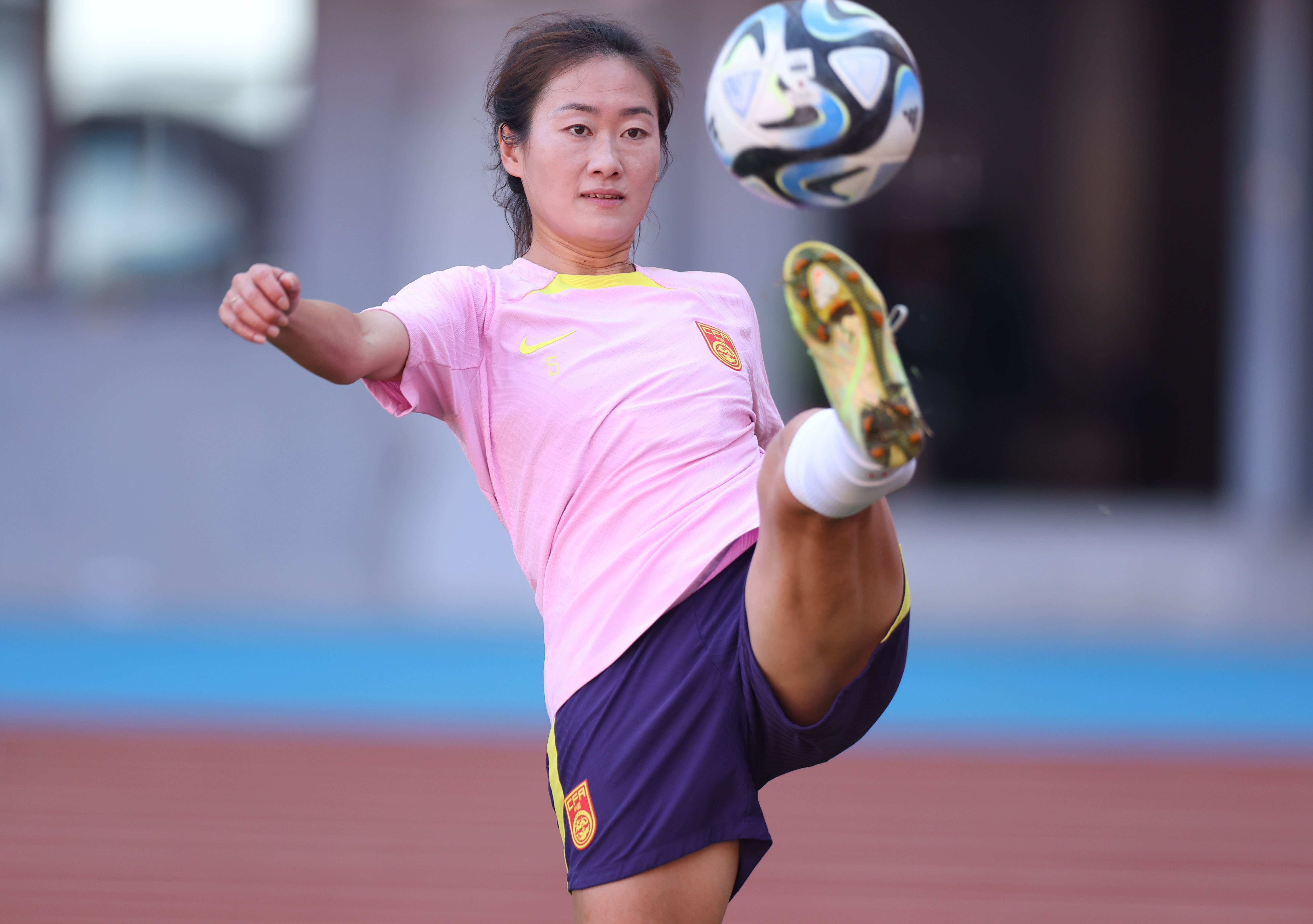 九游体育网页版-包含各自为战，女足比赛球员风采的词条