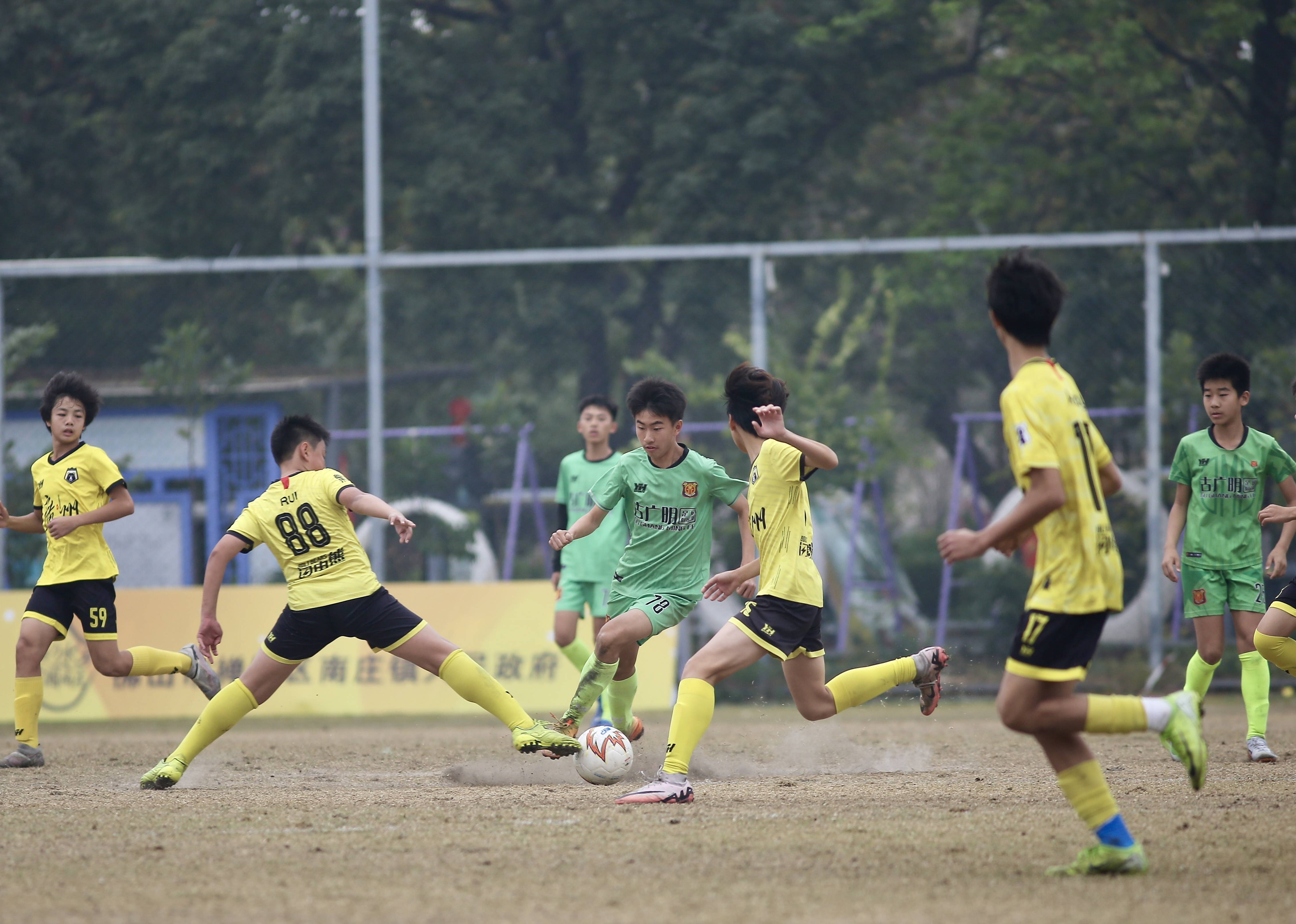 亚洲俱乐部在联赛中踢出特色球风