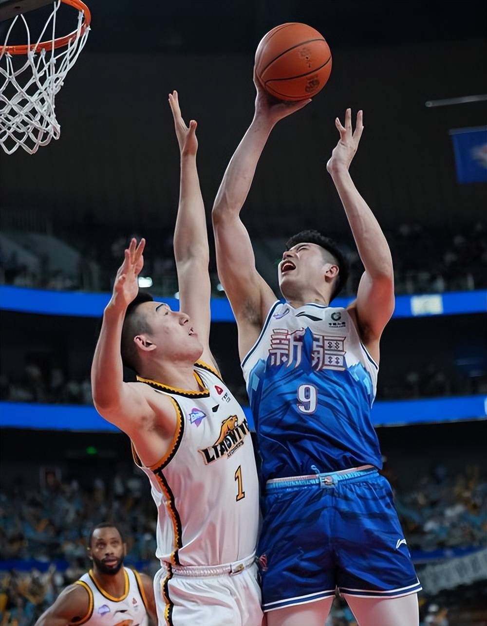 新疆男篮在比赛中全力以赴获胜