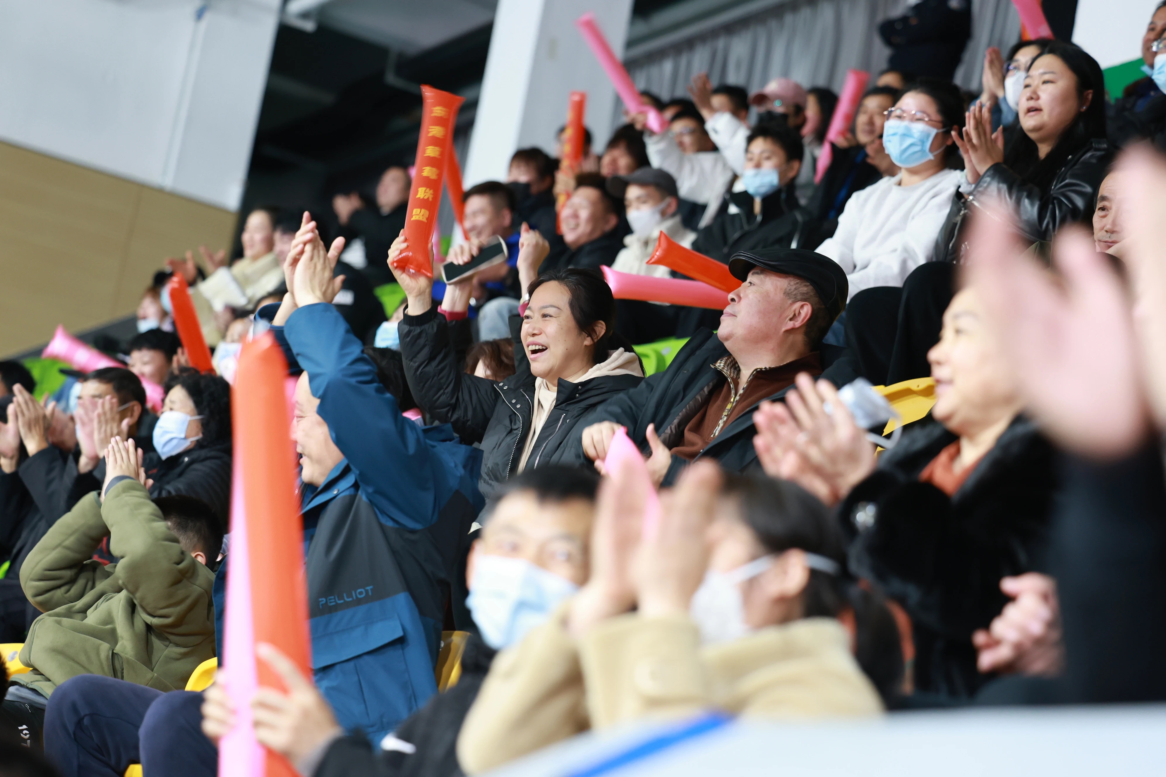 比赛现场气氛热烈，球迷狂热支持球队！